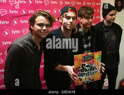 Band australiana 5 secondi di Summer (da sinistra a destra) Ashton Irwin, Luke Hemmings, Calum Hood e Michael Clifford durante una sessione di firma a HMV Glasgow per il loro nuovo album, suona bene sentirsi bene. Foto Stock