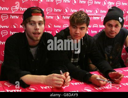 La band australiana 5 Seconds of Summer (da sinistra a destra) Luke Hemmings, Calum Hood e Michael Clifford durante una sessione di firma all'HMV Glasgow per il loro nuovo album, suona bene sentire bene. Foto Stock