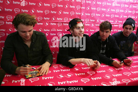 Band australiana 5 secondi di Summer (da sinistra a destra) Ashton Irwin, Luke Hemmings, Calum Hood e Michael Clifford durante una sessione di firma a HMV Glasgow per il loro nuovo album, suona bene sentirsi bene. Foto Stock