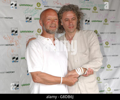 Michael Eavis (a sinistra) con Sir Bob Geldof, organizzatore di Live8, dopo aver parlato a sostegno della campagna Make Poverty History, ha invitato i 120,000 partecipanti al festival a collegare la mano per mostrare il loro sostegno, sulla Pyramid Stage durante il Glastonbury Festival Foto Stock