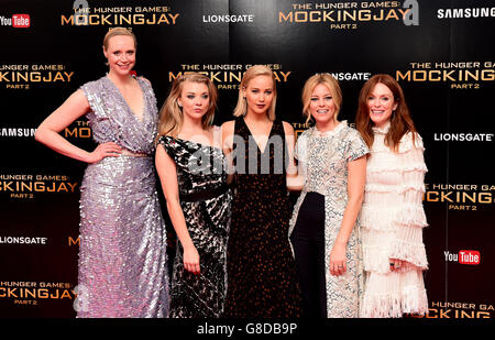 Gwendoline Christie, Natalie Dammer, Jennifer Lawrence, Elizabeth Banks e Julianne Moore partecipano alla prima britannica dei Giochi della fame: Mockingjay, parte 2 alla ODEON Leicester Square, Londra. PREMERE ASSOCIAZIONE foto. Guarda la storia di PA SHOWBIZ HungerGames. Data immagine: Giovedì 5 novembre 2015. Il credito fotografico dovrebbe essere: Ian West/PA Wire Foto Stock