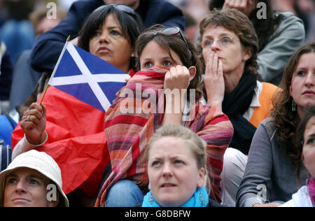 Tennis - Wimbledon Championships 2005 - Men's Third Round - Andy Murray / David Nalbandian - All England Club. I fan guardano sul grande schermo mentre Andrew Murray della Gran Bretagna gioca contro David Nalbandian argentino. Foto Stock