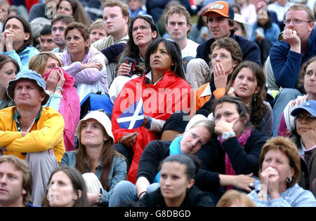 Tennis - Wimbledon Championships 2005 - Men's Third Round - Andy Murray / David Nalbandian - All England Club. Gli appassionati di tennis su Aorangi Hill guardano il grande schermo mentre Andrew Murray della Gran Bretagna gioca contro David Nalbandian argentino. Foto Stock