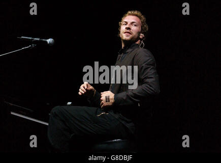 Glastonbury Festival 2005 - Worthy Farm. Coldplay si esibiscono sul palco della Piramide. Foto Stock