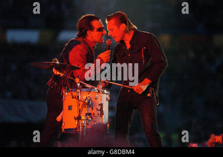 Il cantante degli U2 Bono (a sinistra) e il batterista Larry Mullen sul palco durante la seconda data irlandese del loro Vertigo Tour. Foto Stock