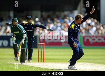 Anthony McGrath di Yorkshire Phoenix celebra il wicket di Nottinghamshire Outlaws' Gareth, tosse Foto Stock