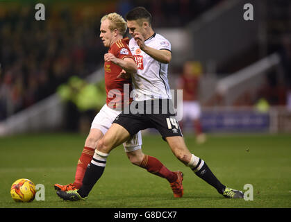 Jonathan Williams (a sinistra) della foresta di Nottingham e Jason Shackell (a destra) della contea di Derby combattono per la palla durante la partita del campionato Sky Bet al City Ground di Nottingham. Foto Stock