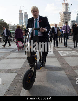 Il sindaco di Londra Boris Johnson guida uno scooter elettrico chiamato INU prima di visitare gli uffici di Google a Tel Aviv, Israele, all'inizio di una visita commerciale di quattro giorni nella regione. Foto Stock