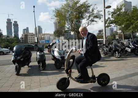 Il sindaco di Londra Boris Johnson guida uno scooter elettrico chiamato INU prima di visitare gli uffici di Google a Tel Aviv, Israele, all'inizio di una visita commerciale di quattro giorni nella regione. Foto Stock