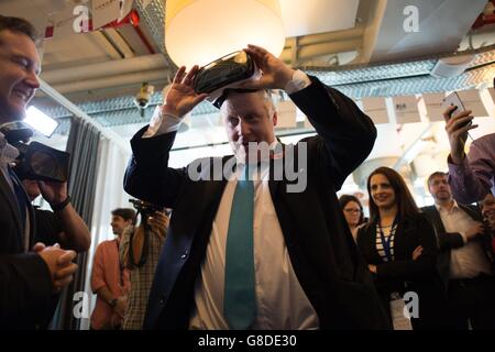 Il sindaco di Londra Boris Johnson prova un visore di realtà virtuale presso gli uffici di Google a Tel Aviv, Israele, all'inizio di una visita commerciale di quattro giorni nella regione. Foto Stock