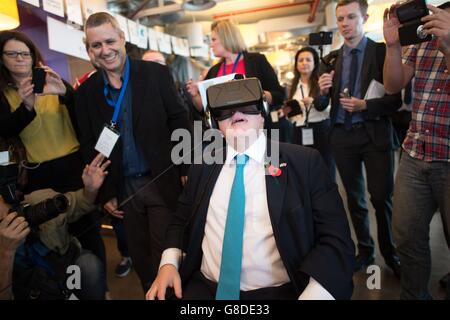 Il sindaco di Londra Boris Johnson prova un visore di realtà virtuale di Oculus presso gli uffici di Google a Tel Aviv, Israele, all'inizio di una visita commerciale di quattro giorni nella regione. Foto Stock