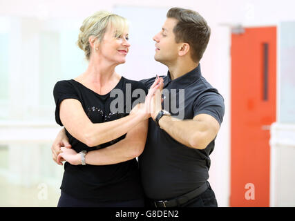 La BBC è rigorosamente venuta Dancing contestant Carol Kirkwood e il suo partner di danza Pasha Kovalev durante una prova di danza alla JP Academy, High Wycombe. Foto Stock