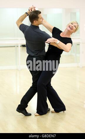 La BBC è rigorosamente venuta Dancing contestant Carol Kirkwood e il suo partner di danza Pasha Kovalev durante una prova di danza alla JP Academy, High Wycombe. Foto Stock