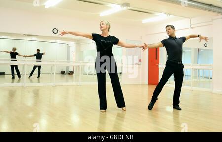 La BBC è rigorosamente venuta Dancing contestant Carol Kirkwood e il suo partner di danza Pasha Kovalev durante una prova di danza alla JP Academy, High Wycombe. Foto Stock