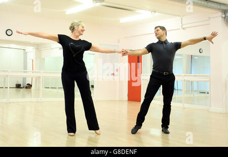 La BBC è rigorosamente venuta Dancing contestant Carol Kirkwood e il suo partner di danza Pasha Kovalev durante una prova di danza alla JP Academy, High Wycombe. Foto Stock