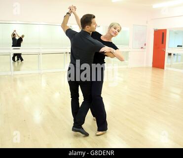 La BBC è rigorosamente venuta Dancing contestant Carol Kirkwood e il suo partner di danza Pasha Kovalev durante una prova di danza alla JP Academy, High Wycombe. Foto Stock