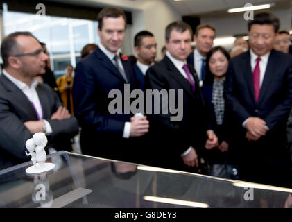 Il Cancelliere George Osborne (seconda a sinistra) e il Presidente della Repubblica popolare cinese Xi Jinping (destra) sono tenuti in una tournée del National Graphene Institute di Manchester. Foto Stock