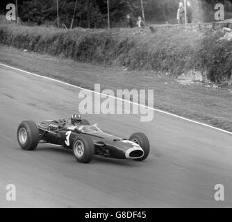 Graham Hill della Gran Bretagna ad alta velocità nella BRM, inserita dalla Owen Racing Organization, mentre si pratica a Brands Hatch, Kent, per il RAC British Grand Prix. Foto Stock