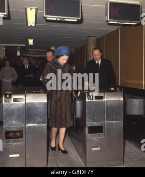 Royalty - La Regina apre una nuova sezione della linea Victoria - London Underground Foto Stock