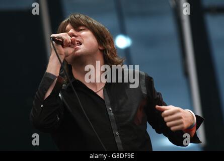 Nokia Isle of Wight Festival - Seaclose Park. Danny McNamara di Embrace si esibisce sul palco principale Foto Stock