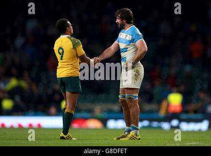 L'australiano Will Genia (a sinistra) e l'argentino Juan Martin Fernandez Lobbe si stringono le mani dopo la Coppa del mondo di Rugby, Semifinale allo stadio Twickenham di Londra. Foto Stock