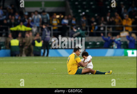 L'Australia Will Genia celebra la vittoria in campo con sua figlia dopo la Coppa del mondo di Rugby, Semifinale al Twickenham Stadium, Londra. Foto Stock