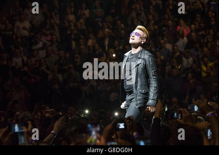 Bono degli U2 che si esibisce durante il loro Innocence + tour Experience presso l'arena O2 di Greenwich, Londra. Foto Stock