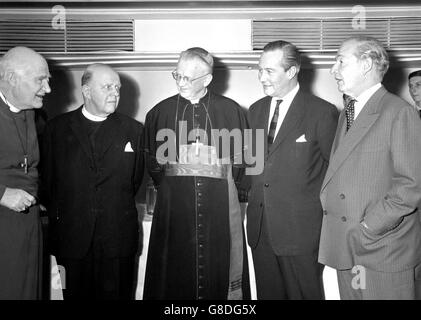 Churchmen e Statesmen si incontrano al Savoy Hotel di Londra, dove sono stati forniti i dettagli di una nuova rivista chiamata 'Sunday', che presenterà 'tutte le cose che la gente fa e parla di Domenica.' (l-r) il dottor Michael Ramsey, Arcivescovo di Canterbury, il dottor Eric Baker della Chiesa Metodista, il cardinale John Heenan, l'arcivescovo cattolico romano di Westminster, Anthony Greenwood, il ministro dello sviluppo d'oltremare e il parlamentare Selwyn Lloyd. Foto Stock