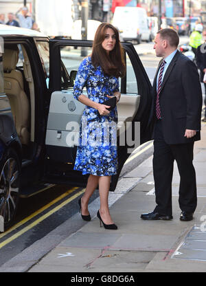 La Duchessa di Cambridge arriva con suo marito il Duca di Cambridge e il Principe Harry (non in foto) al BAFTA di Piccadilly, Londra, per unirsi ai bambini delle associazioni di beneficenza che sostengono in un Creative Industries-themed Charities Forum, ospitato da BAFTA e Aardman. Foto Stock