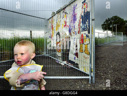I dimostranti del G8 e i loro bambini si riuniscono alla recinzione per mettere in su le bandiere dipinte. Informazioni riservate al Vertice G8 di Gleneagles del mese prossimo sono state trapelate disposizioni in materia di sicurezza, emerse oggi. Foto Stock