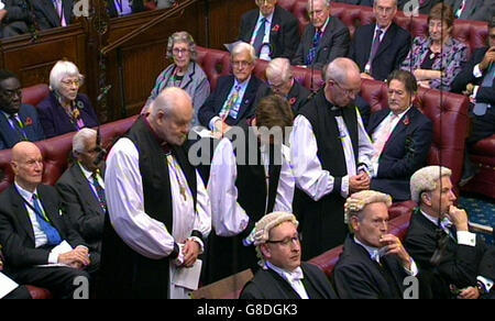 Il Vescovo di Gloucester, Rt Revd Rachel Treweek, accanto all'Arcivescovo di Canterbury, Justin Welby, insieme al Vescovo di Londra, il Rt Rev Richard Chartres (a sinistra), durante la sua introduzione dove divenne la prima vescovo femminile a prendere posto nella Camera dei Lord. Foto Stock