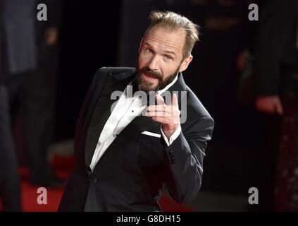 Ralph Fiennes alla prima mondiale dello spettro, tenutasi alla Royal Albert Hall di Londra. PREMERE ASSOCIAZIONE foto. Data immagine: Lunedì 26 ottobre 2015. Vedi PA Story: SHOWBIZ Bond. Il credito fotografico dovrebbe essere: Matt Crossick/PA Wire Foto Stock