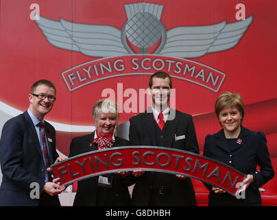 Il primo Ministro Nicola Sturgeon con David Horne MD dei treni Virgin East Coast (a sinistra) e il personale dei treni Virgin Jessica e David accanto al Virgin Train Flying Scotsman, mentre la sua nuova livrea viene svelata in una cerimonia alla stazione di Edinburgh Waverley. Foto Stock