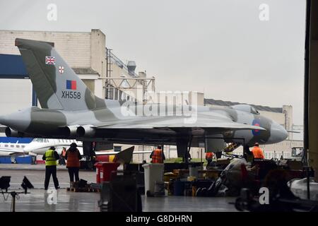 Vulcan XH558, un bombardiere nucleare restaurato, lascia il suo hangar per il suo volo finale all'aeroporto Robin Hood di Doncaster. Foto Stock