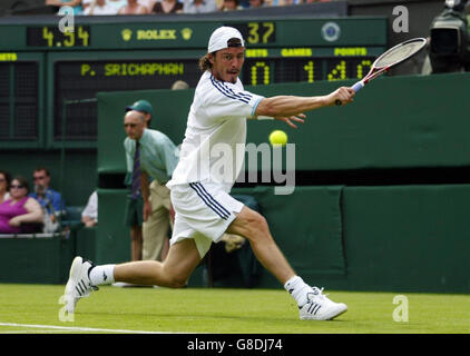 Tennis - Wimbledon Championships 2005 - Men's First Round - Marat Safin v Paradorn Srichaphan - All England Club. Marat Safin della Russia in azione contro il Paradorn Srichaphan della Thailandia. Foto Stock