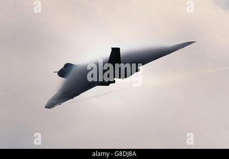 Vulcan XH558, un bombardiere nucleare restaurato, effettua il suo volo finale all'aeroporto Robin Hood di Doncaster. Foto Stock