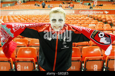 Calcio - Capital One Cup - Fourth Round - Liverpool / AFC Bournemouth - Anfield. Prima trasformazione di Halloween per un giovane fan di Liverpool prima della Capital One Cup, partita Fourth Round ad Anfield, Liverpool. Foto Stock