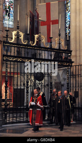 Il Maestro Cutler Janek Wichtowski porta la spada del Re Enrico V, mentre viene processata attraverso l'Abbazia di Westminster, durante un servizio per commemorare il 600° anniversario della Battaglia di Agincourt. Foto Stock