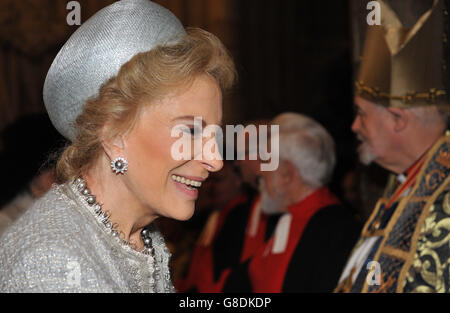 La principessa Michael di Kent sorride mentre viene accolta dal clero e dagli ospiti quando arriva per un servizio per commemorare il 600 ° anniversario della Battaglia di Agincourt, presso l'Abbazia di Westminster, Londra. Foto Stock