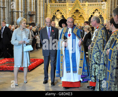 Il decano di Westminster, il reverendo John Hall (centro) cammina con la principessa Michael di Kent (a sinistra) e il duca di Kent mentre lasciano l'Abbazia di Westminster a Londra, dopo un servizio per commemorare il 600° anniversario della battaglia di Agincourt. Foto Stock