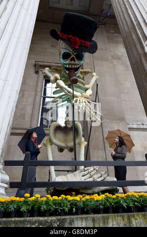 I dipendenti del British Museum ispezionano un'installazione artistica che si svolge nel Days of the Dead Festival del museo di Londra. Foto Stock