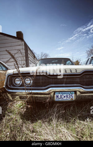 Un vecchio American Dodge Charger auto a sinistra in un cantiere di Minneapolis, Stati Uniti d'America. Foto Stock