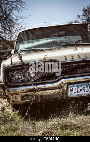 Un vecchio American Dodge Charger auto a sinistra in un cantiere di Minneapolis, Stati Uniti d'America. Foto Stock