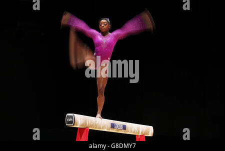 Il Simone Biles degli Stati Uniti suona e prende l'oro nel raggio durante il giorno dieci dei Campionati Mondiali di ginnastica 2015 al SSE Hydro di Glasgow. Foto Stock