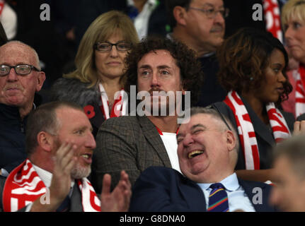 Rugby League - International Test Series - First Test - Inghilterra / Nuova Zelanda - KC Stadium. Il cricketer dello Yorkshire Ryan Sidebottom guarda dallo stand durante la partita della International Test Series al KC Stadium di Hull. Foto Stock