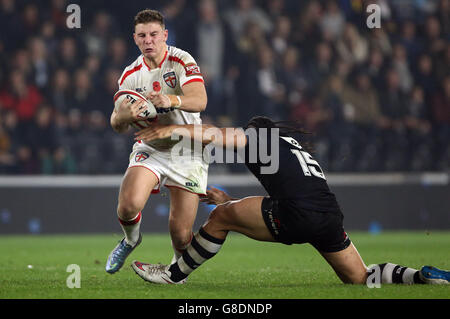 Rugby League - International Test Series - First Test - Inghilterra / Nuova Zelanda - KC Stadium. George Williams, in Inghilterra, supera Martin Taupau (a destra) durante la partita della International Test Series al KC Stadium di Hull. Foto Stock