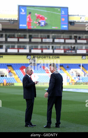 Calcio - Barclays Premier League - Crystal Palace / Manchester United - Selhurst Park. Il manager del Manchester United Louis van Gaal (a destra) con il coordinatore medico e scientifico Jos van Dijk in campo prima della partita Foto Stock