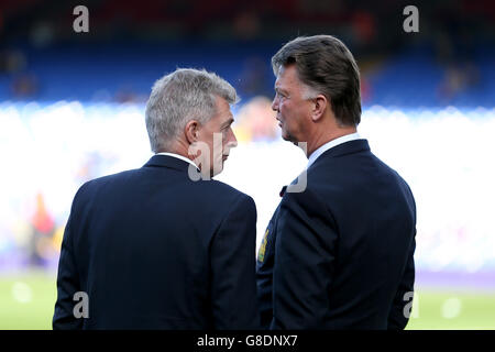 Manchester United manager Louis van Gaal (a destra) con medico e. Il coordinatore di scienze sportive Jos van Dijk sul campo prima il gioco Foto Stock