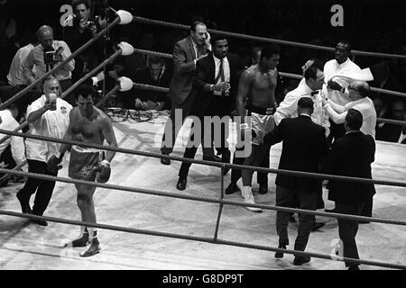 Il rifiuto all'angolo dello sfidante battuto, Brian London, britannico, di Blackpool, dopo il suo terzo turno di estrazione da parte del campione Muhammad Ali nel Campionato Mondiale Heavyweight all'Earls Court Arena di Londra. Foto Stock