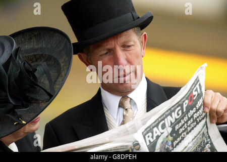 Corse di cavalli - Royal Ascot a York - il Royal Meeting Day - Ippodromo di York. Un pilota studia la forma nel Racing Post Foto Stock